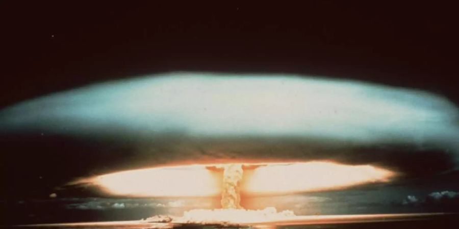 1970: Nach der Explosion einer französischen Atombombe schwebt ein riesiger Atompilz über dem Mururoa-Atoll. Foto: -/dpa