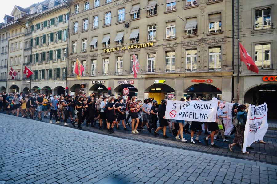 Antifaschistische Parolen und Sprechchöre begleiteten den Demozug.