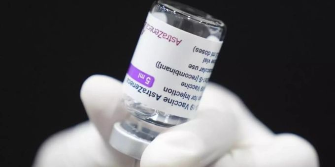 Der Impstoff Astrazeneca erzielt auch bei einem längeren Abstand zwischen erster und zweiter Dosis eine hohe Schutzwirkung gegen Covid-19. Das ergab eine Studie der Universität Oxford. Foto: Sakchai Lalit/AP/dpa Der Impstoff Astrazeneca erzielt auch bei einem längeren Abstand zwischen erster und zweiter Dosis eine hohe Schutzwirkung gegen Covid-19. Das ergab eine Studie der Universität Oxford. Foto: Sakchai Lalit/AP/dpa