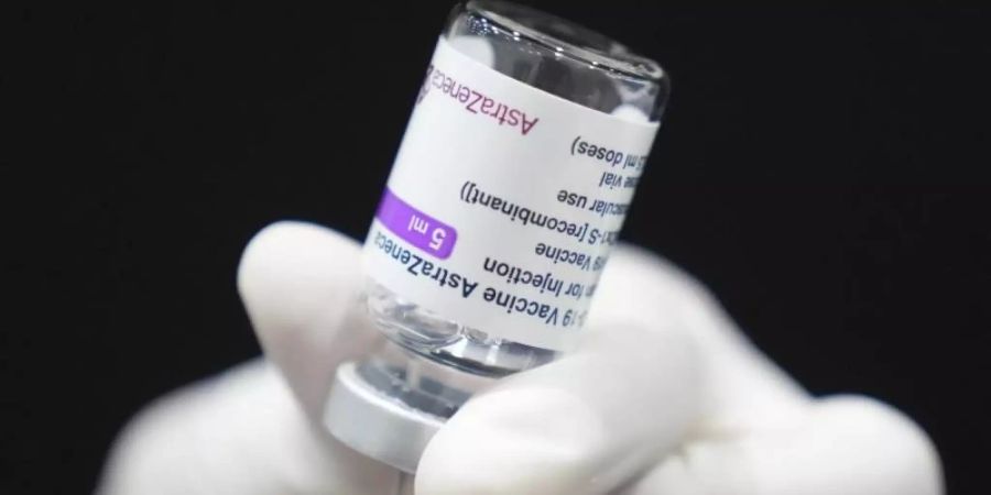 Der Impstoff Astrazeneca erzielt auch bei einem längeren Abstand zwischen erster und zweiter Dosis eine hohe Schutzwirkung gegen Covid-19. Das ergab eine Studie der Universität Oxford. Foto: Sakchai Lalit/AP/dpa