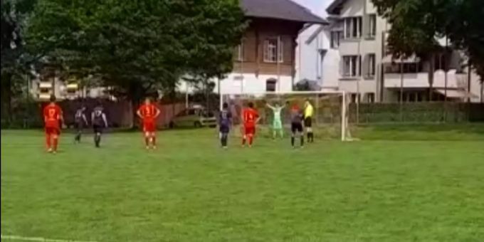 Mathias Ammann läuft zum Penalty gegen den FC Wabern ein, der zum 1:0 führt. SC Holligen 94