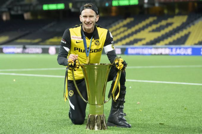 Fabian Lustenberger posiert mit dem Meisterpokal. Fabian Lustenberger YB