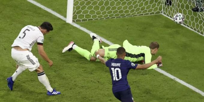 Mats Hummels (l) hadert mit seinem Eigentor. Foto: Alexander Hassenstein/Getty Pool/AP/dpa Mats Hummels (l) hadert mit seinem Eigentor. Foto: Alexander Hassenstein/Getty Pool/AP/dpa