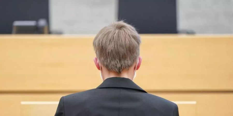 Die angeklagte Ordensschwester sitzt vor Prozessbeginn im Amtsgericht Würzburg. Foto: Nicolas Armer/dpa