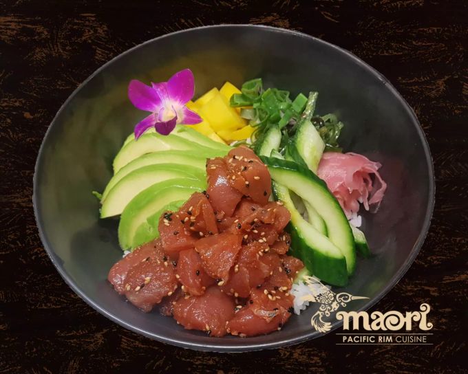 Das Ahi Tiki Stack: Handgeschnittenes, pikantes Thunfischtartar getürmt auf Avocado, mit gebratenem Wachtelei, Sesam, Frühlingszwiebeln und Pestocrostini Maori