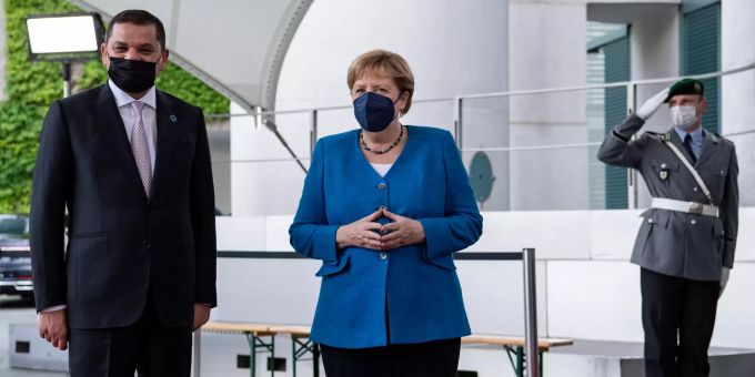 23.06.2021, Berlin: Bundeskanzlerin Angela Merkel (M, CDU) begrüsst Abdul Hamid Dbaiba (l), Ministerpräsident von Libyen, vor dem Bundeskanzleramt zu einem Gespräch. Libyen-Konferenz - Merkel trifft Dbaiba