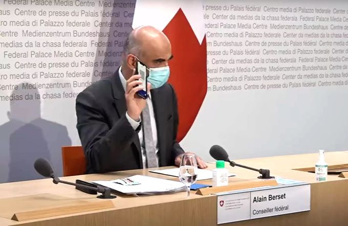 Gesundheitsminister Alain Berset zeigt sein Covid-Zertifikat in der App des Bundes während einer Medienkonferenz in Bern. Alain Berset Zertifikat