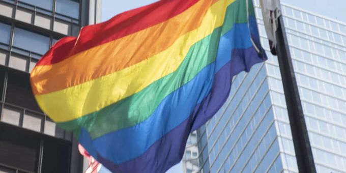 Eine Regenbogen-Fahne weht im Wind. (Symbolbild) Chicago Pride Month