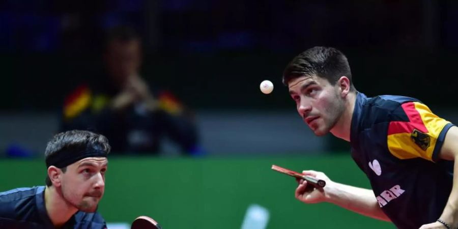 Überraschend bei der EM im Doppel früh ausgeschieden: Timo Boll (l) und Patrick Franziska in Aktion. Foto: Lu Yang/XinHua/dpa