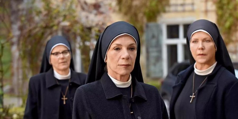 Schwester Hanna (Janina Hartwig, r) und Schwester Hildegard (Andrea Sihler, l) machen sich Sorgen um die Mutter Oberin. Oberin Theodora (Nina Hoger, M.) bereut ihre desaströse Fehlinvestition zutiefst und will im Kloster bleiben um Kraft zu finden. Foto: Barbara Bauriedl/ARD/dpa
