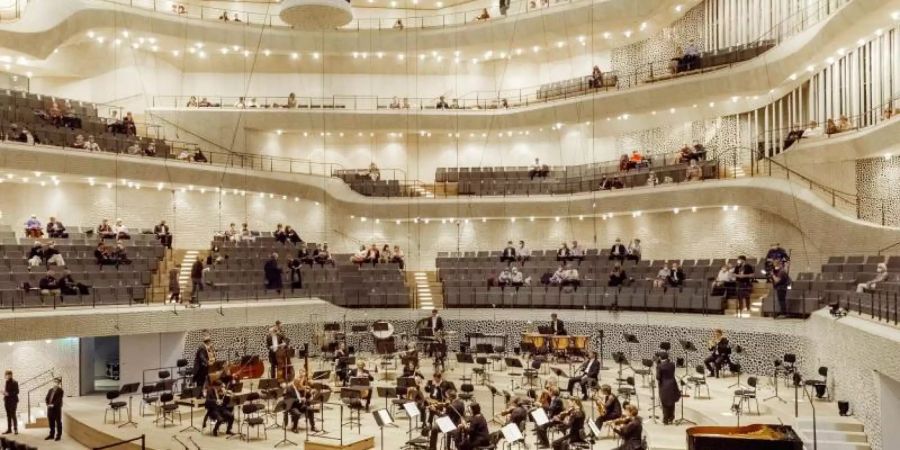 Coronabedingt bleiben in der Elbphilharmonie zahlreiche Plätze unbesetzt. Foto: Markus Scholz/dpa