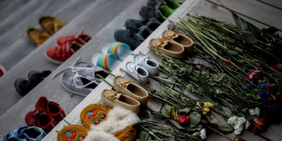 Blumen und Schuhe vor einem früheren Internat