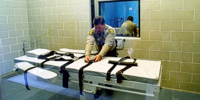 Ein nicht identifizierter Beamter der Justizvollzugsanstalt von Arizona justiert die Gurte an der Trage, die für tödliche Injektionen im Florence Death House im Staatsgefängnis von Arizona in Florence (Arizona) verwendet wird. Der Staat will künftig Zyklon B für die Hinrichtungen einsetzten. Zyklon B