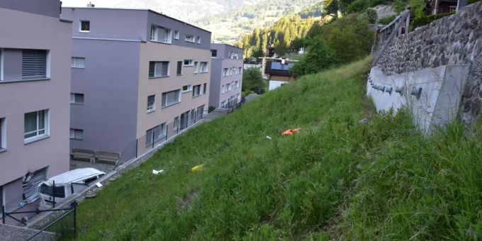 Das Fahrzeug kam auf einem Fussweg bei einem Mehrfamilienhaus zum Stillstand.
