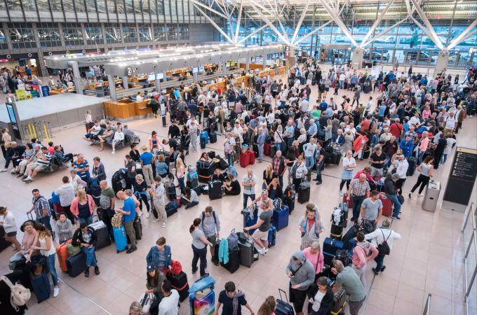Reisende warten im Helmut-Schmidt-Airport in Hamburg Flughafen