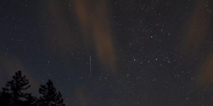 Ein Meteor verglüht in der Atmosphäre. Meteor