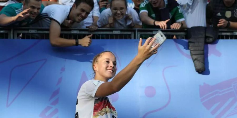 Giulia Gwinn machte nach dem Sieg gegen Nigeria ein Selfie mit den Fans. Foto: Xu Zijian/XinHua