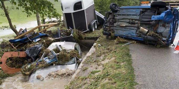 Der von heftigen Niederschlägen angeschwollene Bach riss in Dombresson NE mehrere Autos mit. In Häusern im Gebiet Val-De-Ruz fiel die Gebäudeheizung aus und Menschen hatten kein Warmwasser mehr. Gebäudeheizung