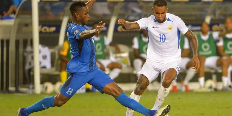 Maynor Figueroa (l) aus Honduras gegen Curacao-Spieler Leandro Bacuna. Foto: Kevin Langley/CSM via ZUMA Wire