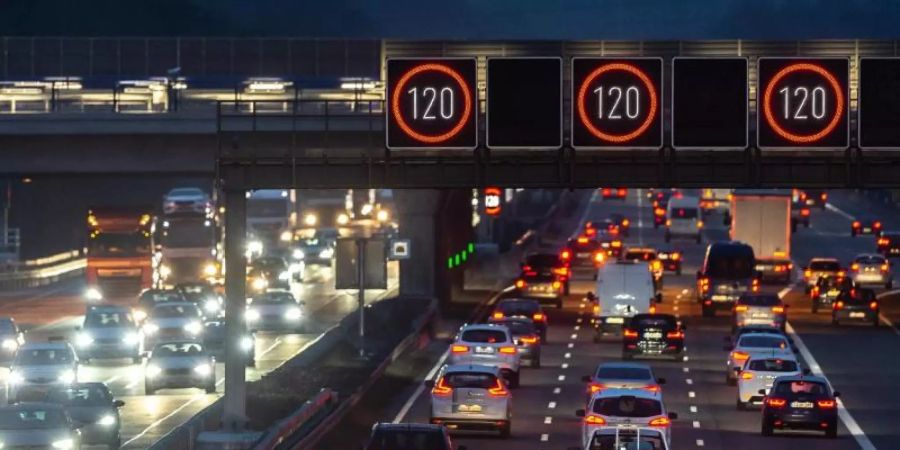 Nur 120 Stundenkilometer sind an dieser Stelle der A3 nahe erlaubt. Halten sich aber alle daran? Foto: Silas Stein