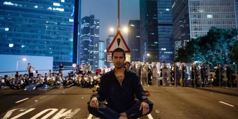 Demonstrant vor dem Hongkonger Parlament