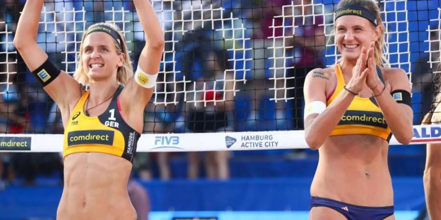 Laura Ludwig (l) und Margareta Kozuch feiern ihren Sieg über das US-Duo auf dem Center Court. Foto: Christian Charisius