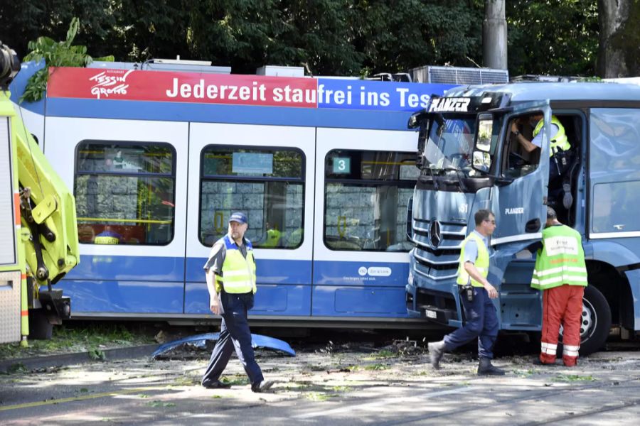 Gemäss jetzigem Kenntnisstand sind sieben Personen verletzt.