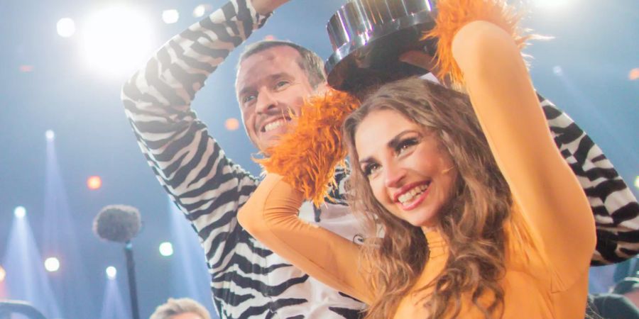 Pascal Hens und Ekaterina Leonova freuen sich in der RTL-Tanzshow Let's Dance mit dem Pokal über den Sieg.