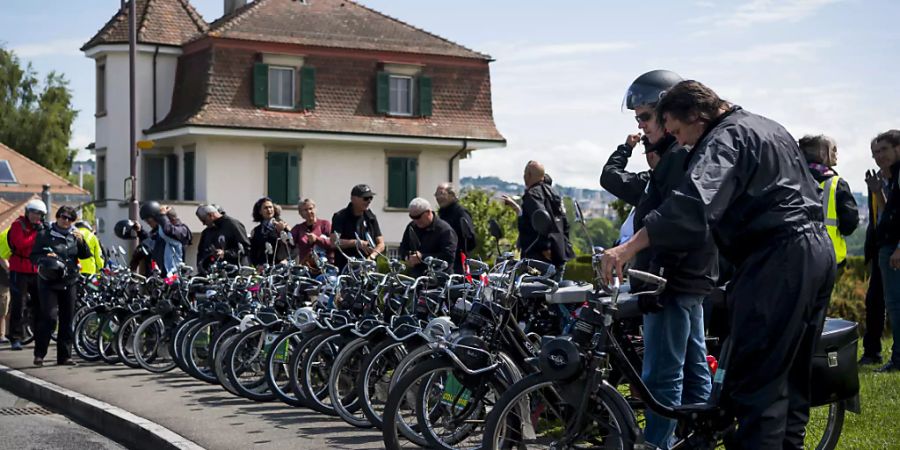 Die Velosolex-Armada auf einem Trottoir am Genfersee. 40 Liebhaber fuhren am Wochenende rund um den See.