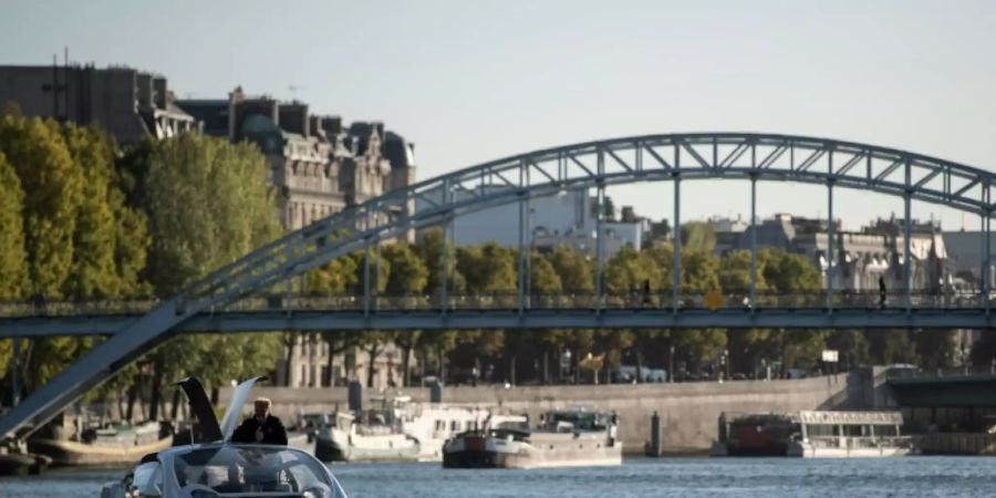 Ein Sea-Bubbles-Taxi auf dem Pariser Fluss Seine