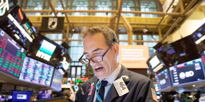 Ein Aktienhändler am Montag an der Börse in New York. Foto: Mark Lennihan/AP Ein Aktienhändler am Montag an der Börse in New York. Foto: Mark Lennihan/AP