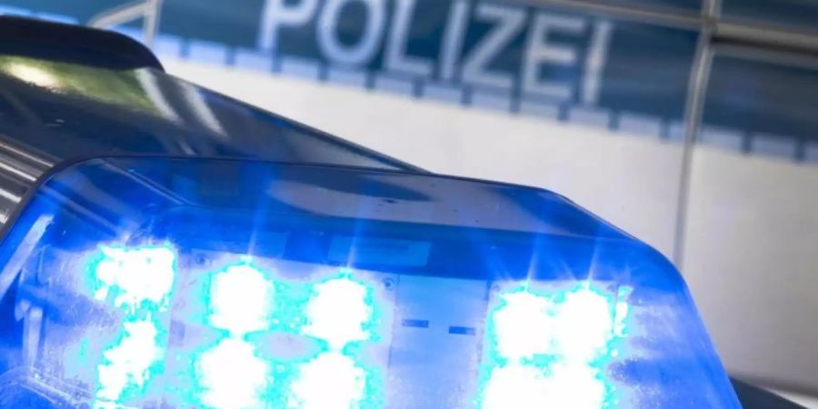 Ein Blaulicht leuchtet auf dem Dach eines Polizeiwagens. Foto: Friso Gentsch/Archiv