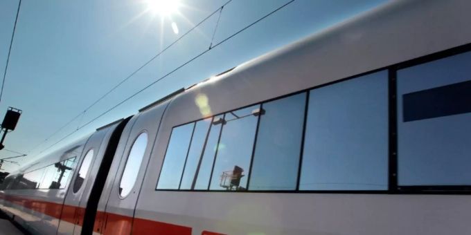 Ein ICE bei Sonnenschein