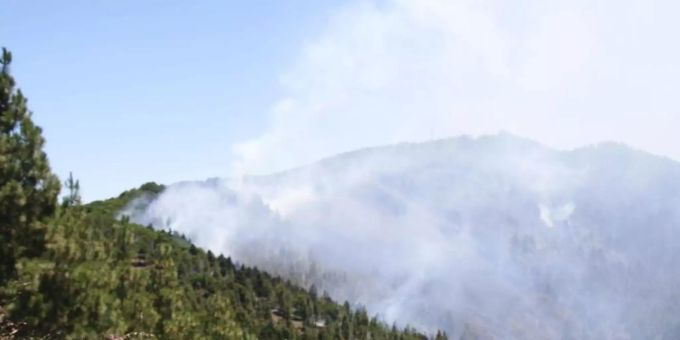 Rauch steigt über Artenera auf. In den Bergen der spanischen Urlaubsinsel Gran Canaria ist ein schwerer Waldbrand ausgebrochen. Foto: Europa Press Rauch steigt über Artenera auf. In den Bergen der spanischen Urlaubsinsel Gran Canaria ist ein schwerer Waldbrand ausgebrochen. Foto: Europa Press