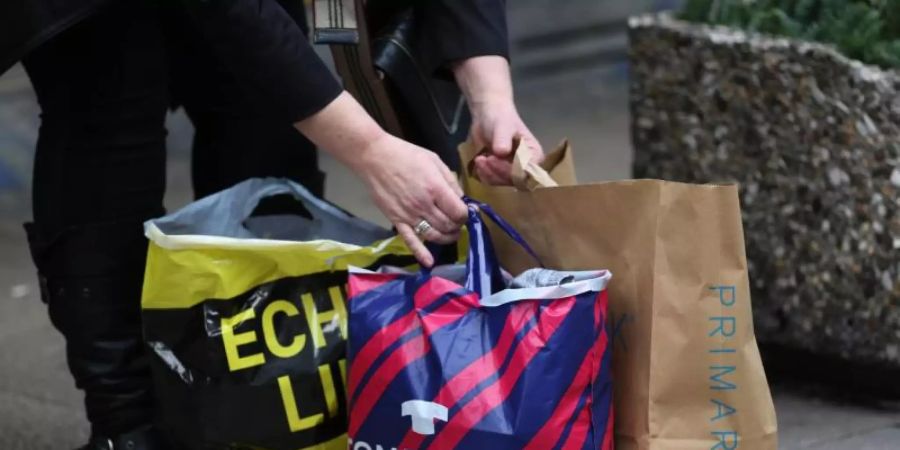 Der Naturschutzbund plädiert für eine gesetzliche Abgabe auf alle Einwegtaschen - egal ob aus Plastik oder Papier. Foto: Ina Fassbender