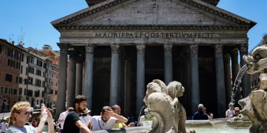 Touristen vor dem Pariser Pantheon