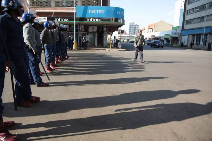 Die Polizei von Simbabwe ging gewaltsam gegen die Demonstranten vor. zimbabwe