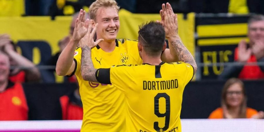 BVB-Neuzugang Julian Brandt (l) jubelt mit Doppel-Torschütze Paco Alcácer. Foto: Guido Kirchner