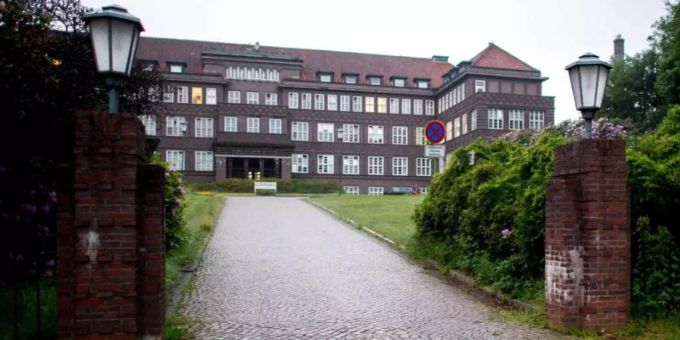 Zufahrt zum Hauptgebäude des Josef-Hospitals in Delmenhorst, in dem der Patientenmörder Högel arbeitete. Foto: Hauke-Christian Dittrich