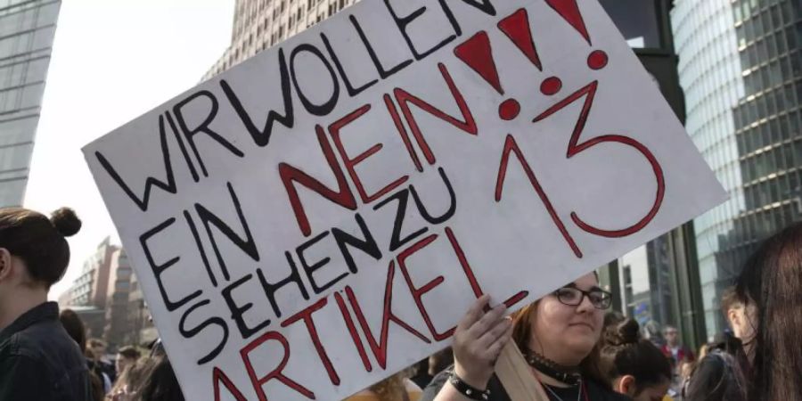 «Wir wollen ein Nein sehen zu Artikel 13» fordert eine Demonstrantin bei einem Protest im März auf dem Potsdamer Platz in Berlin. Foto: Paul Zinken