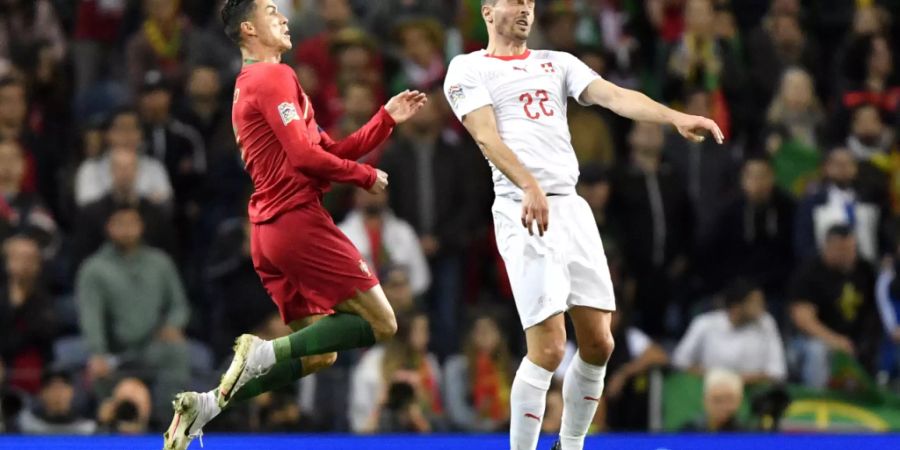 Ein Bild ohne Symbolkraft: Fabian Schär kommt vor Dreifachtorschütze Cristiano Ronaldo an den Ball