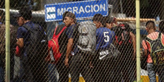 Migranten überqueren in Tapachula die Grenze zwischen Guatemala und Mexiko. Foto: Marco Ugarte/AP Tapachula
