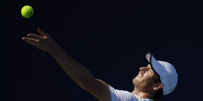 Hat den ersten Einzelsieg seit seiner zweiten Hüftoperation gefeiert: Andy Murray. Foto: John Minchillo/AP Hat den ersten Einzelsieg seit seiner zweiten Hüftoperation gefeiert: Andy Murray. Foto: John Minchillo/AP