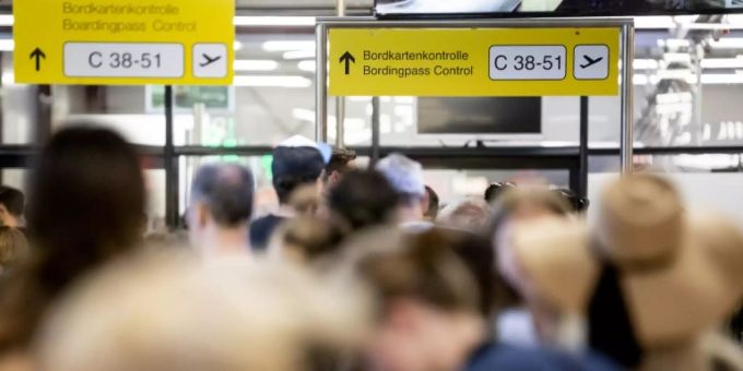 Passagiere am Berliner Flughafen Tegel Passagiere am Berliner Flughafen Tegel