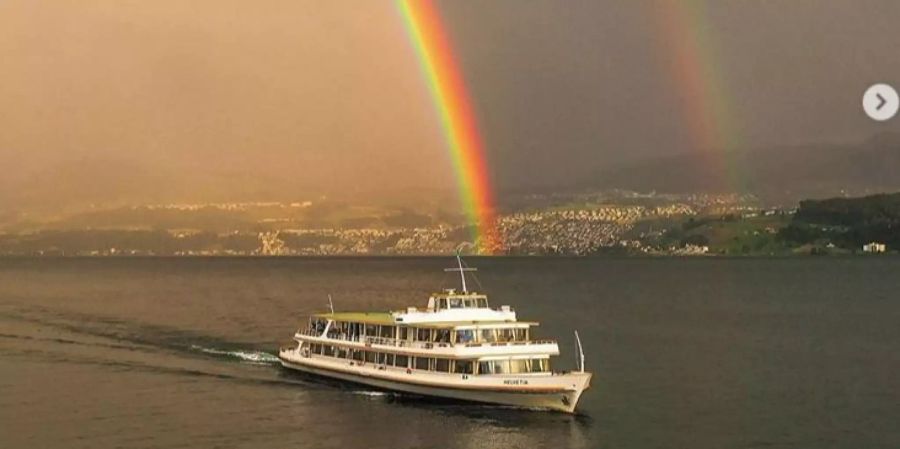 Doppelter Regenbogen über der Schweiz.