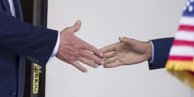 Handshake zwischen US-Präsident Donald Trump (l.) und dem kanadischen Premier Justin Trudeau. Donald Trump Justin Trudeau
