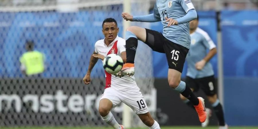 Uruguays Federico Valverde (r) kontrolliert den Ball neben dem Peruaner Victor Yotun. Foto: Ricardo Mazalan/AP