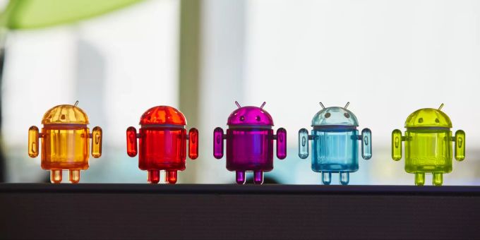Das Android-Maskottchen in verschiedenen Farben. Android Google