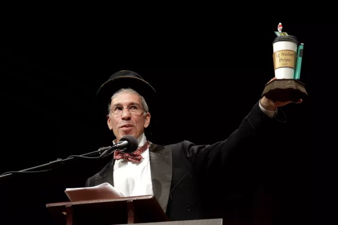 Moderator Marc Abrahams hält den Ig Nobelpreis. Foto: Elise Amendola Ig-Nobelpreise 2019