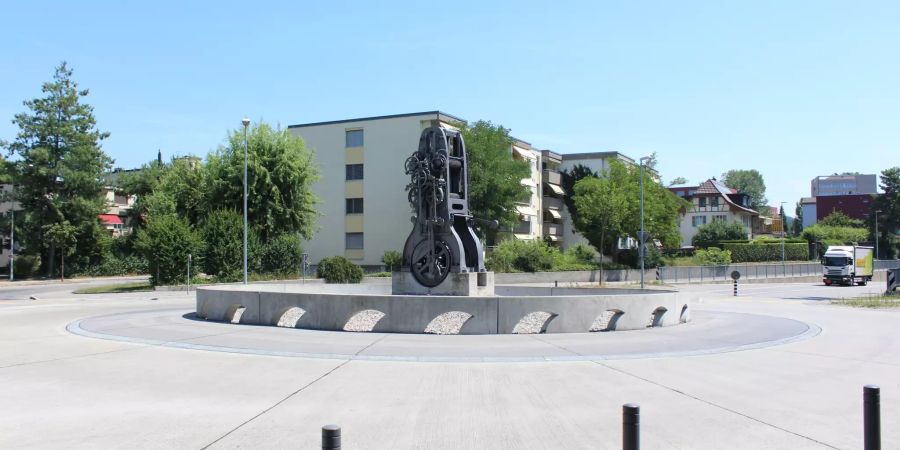 Kreisel mit Kunstwerk in Lyss.